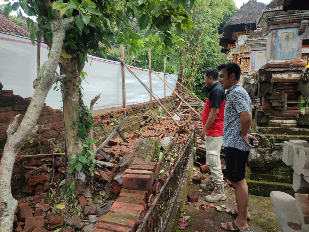 Tembok Roboh di Banjar Pande, Desa Abiansemal, Kecamatan Abiansemal Tanggal 06 Desember 2023